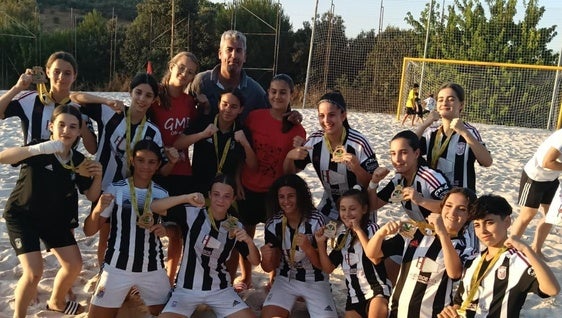 Las oliventinas Celia López y Carmen García Minino brillan en el fútbol playa con el CD Badajoz