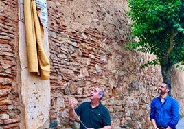 Momento del descubrimiento de la placa.