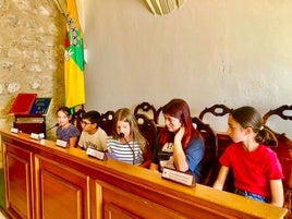 Los jovenes participantes ocuparon los escaños del Salón de Plenos.