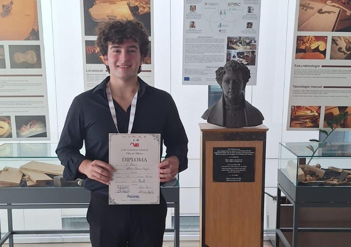 Ferrera exhibe su diploma como primer premio.