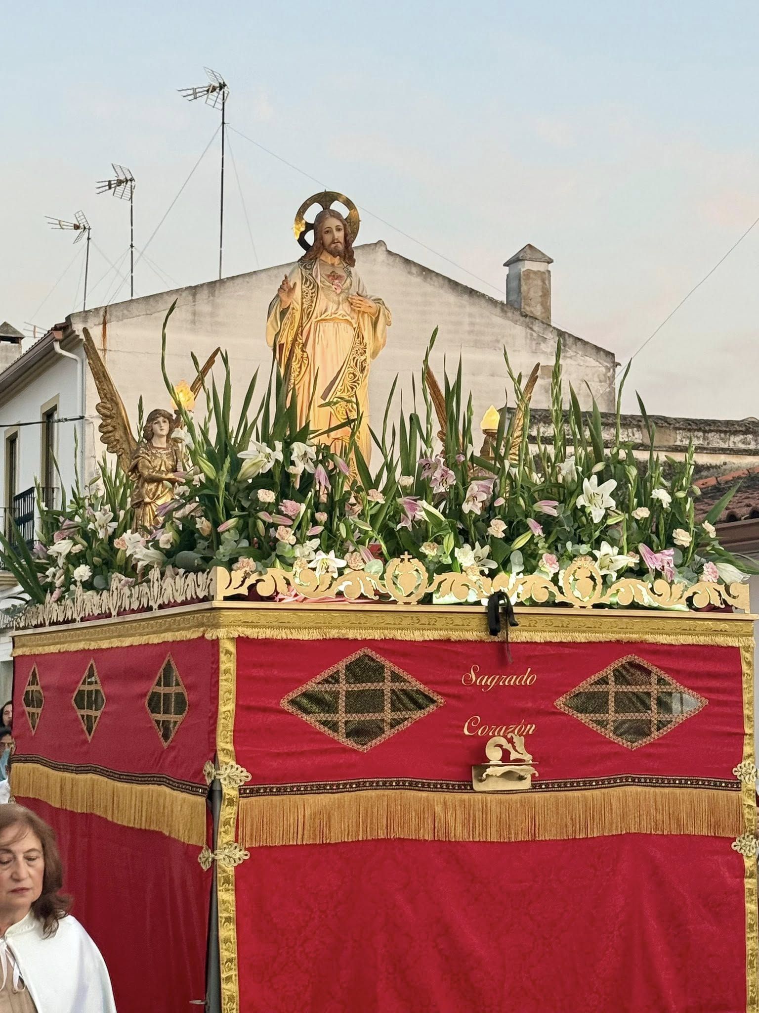 El Sagrado Corazón vuelve a procesionar por las calles de su barriada