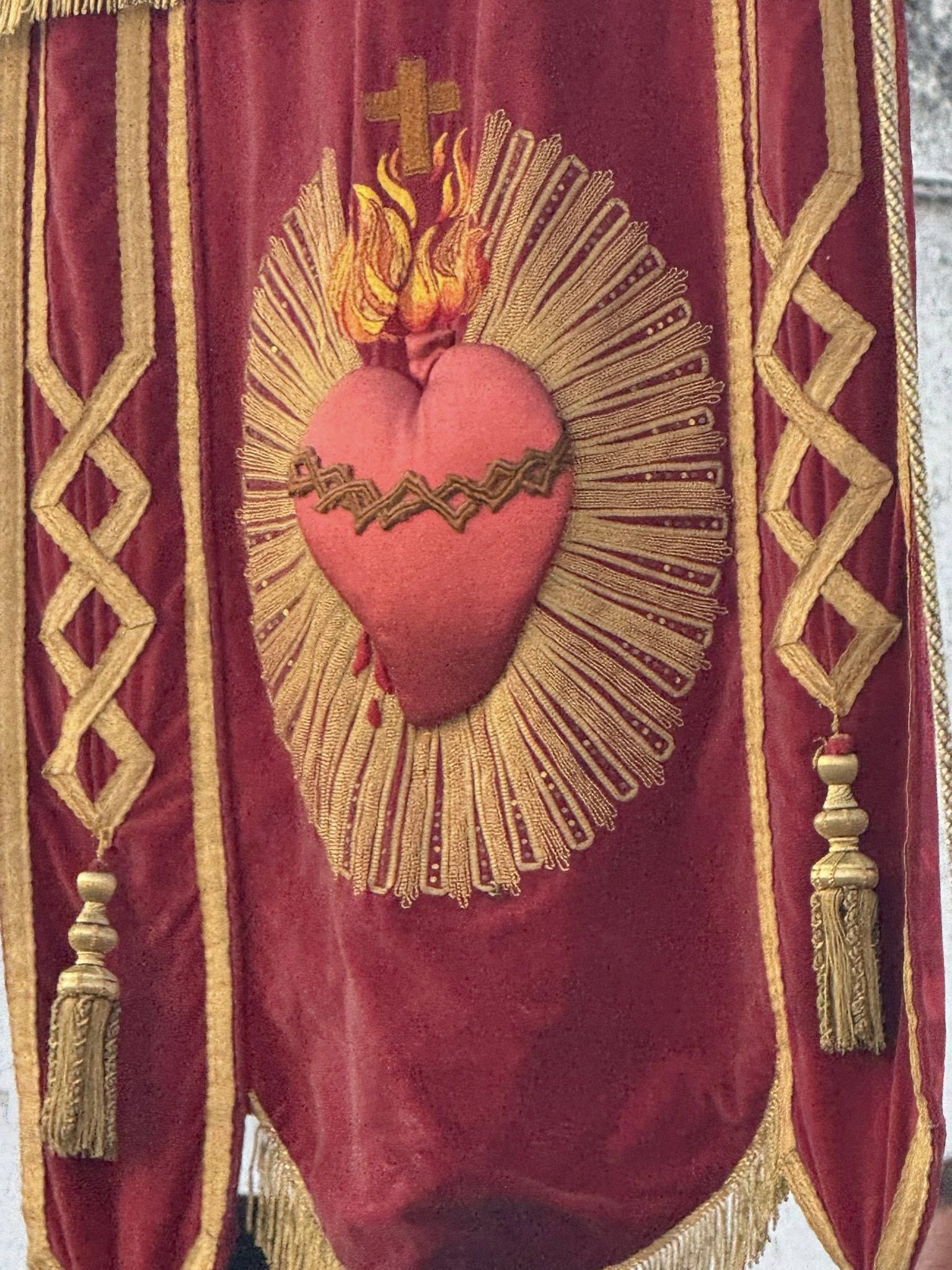 El Sagrado Corazón vuelve a procesionar por las calles de su barriada