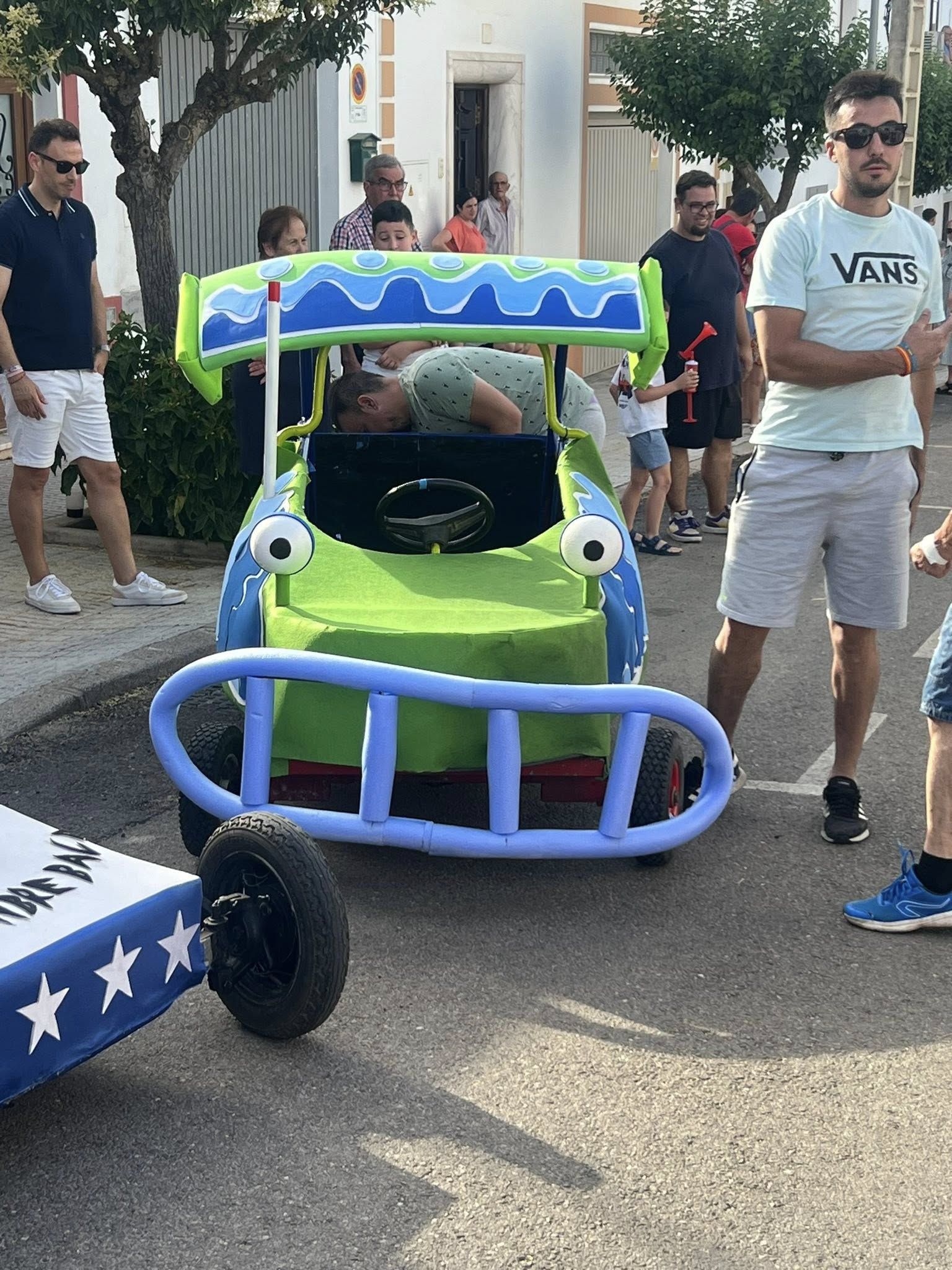 La carrera de autos locos llenó de diversión la feria de La Farrapa