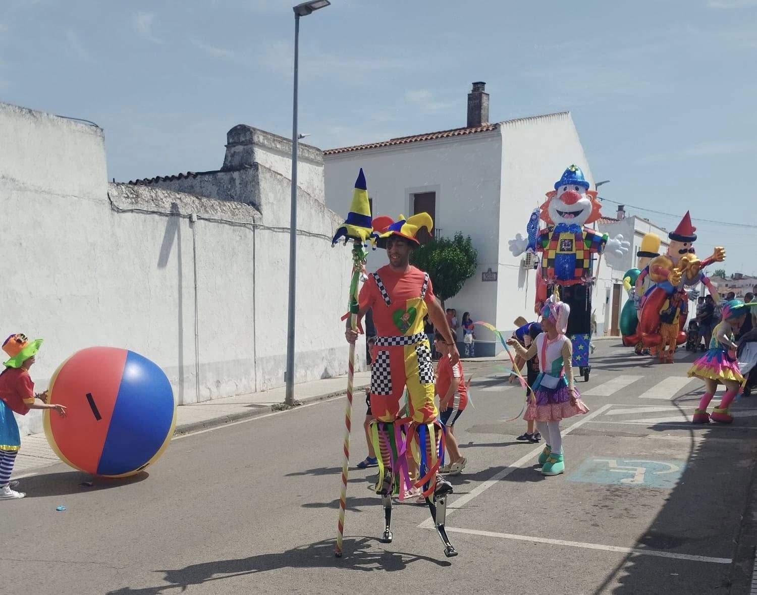 La carrera de autos locos llenó de diversión la feria de La Farrapa