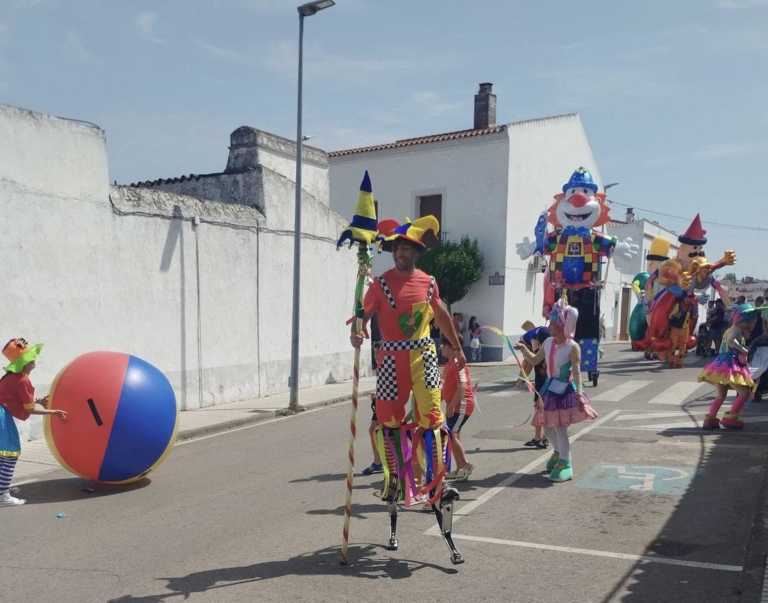 La carrera de autos locos llenó de diversión la feria de La Farrapa