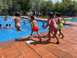 Los usuarios de los campamentos se refrescan en la piscina municipal.