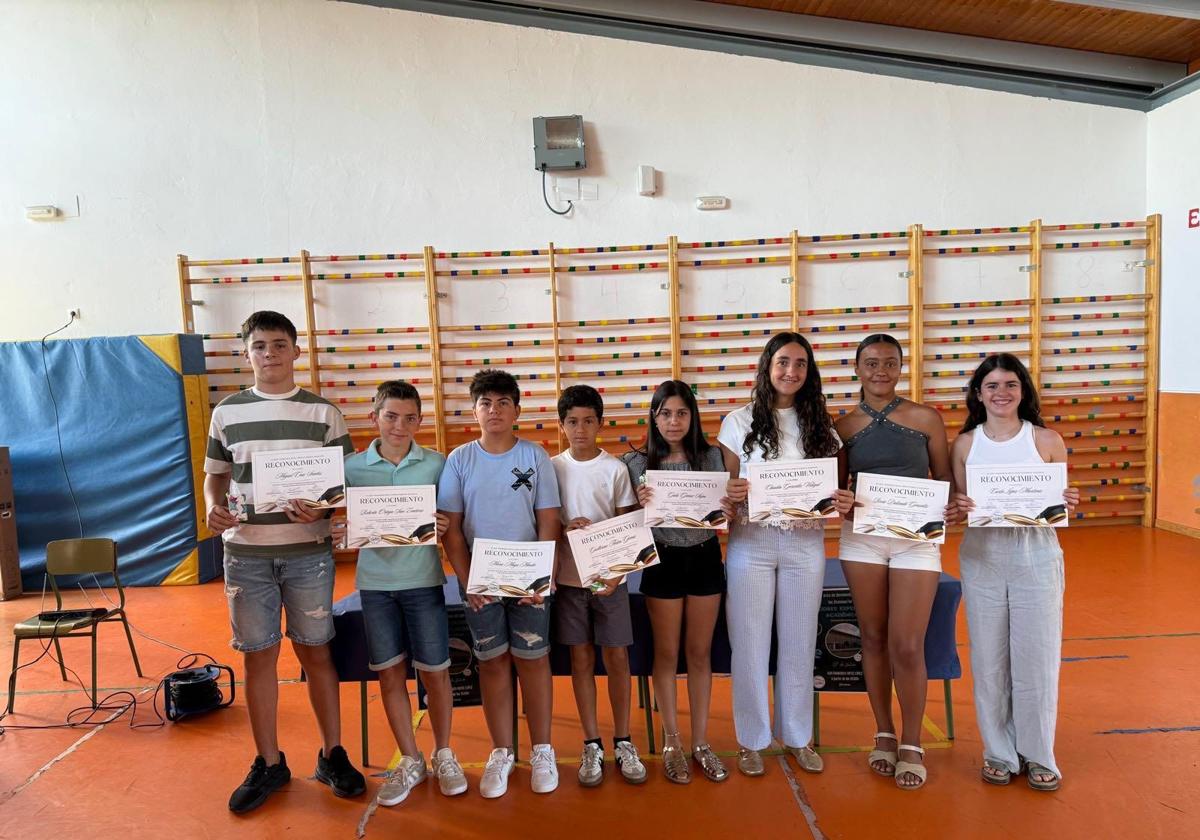 Los estudiantes posaron con sus diplomas recibidos.