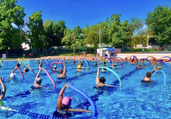 Más de 330 personas participan en las actividades deportivas acuáticas de la Piscina Municipal