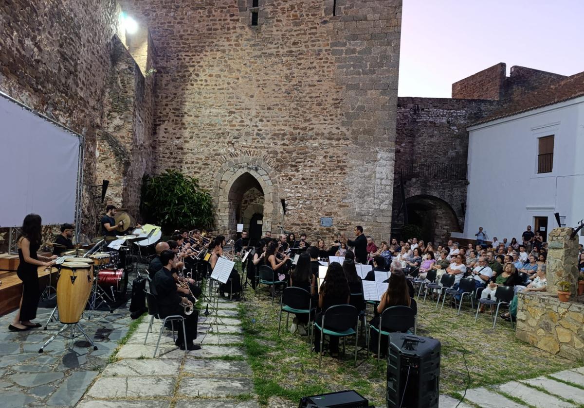 El público llenó el patio de armas del Castillo.