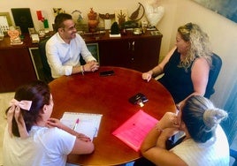 Un momento del encuentro mantenido hoy.