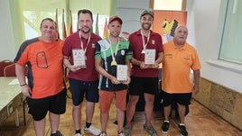 Casas, en el centro de la imagen posa con su diploma y medalla.