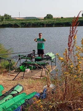 Diego barrero en su puesto de pesca.