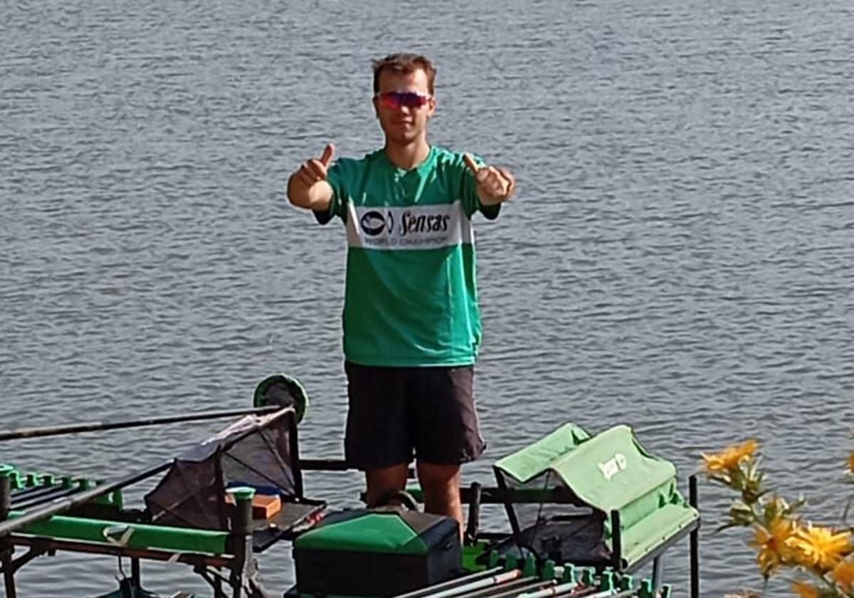 Diego barrero en su puesto de pesca.