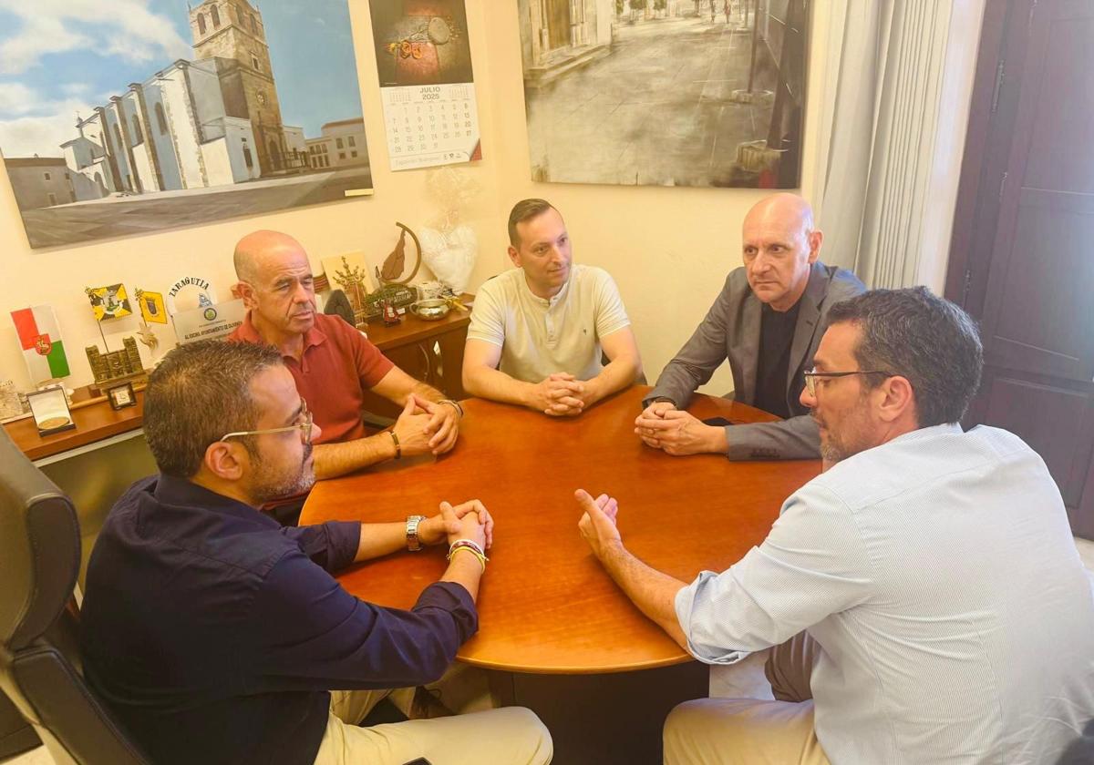Representatnes de la cadena reunidos con el alcalde.