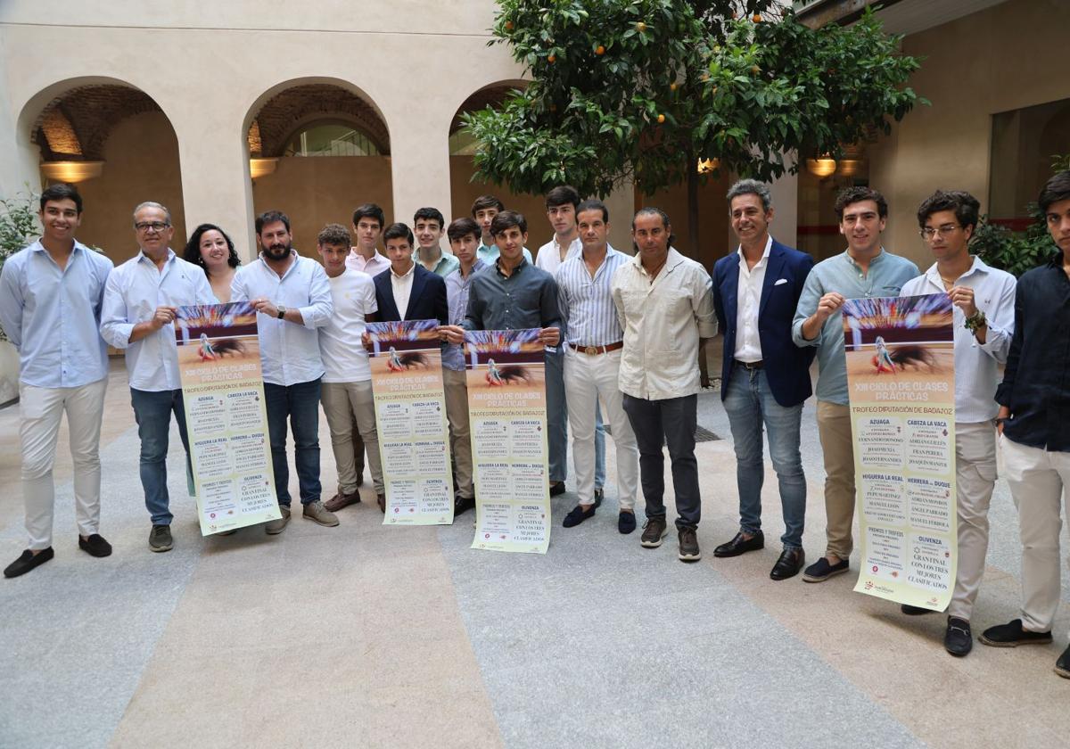 Los presentes posaron con el cartel del Ciclo.