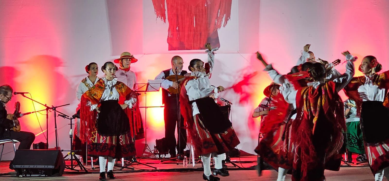 Olivenza celebra una noche de folclore y tradición con el XVI Festival Choni Ramallo