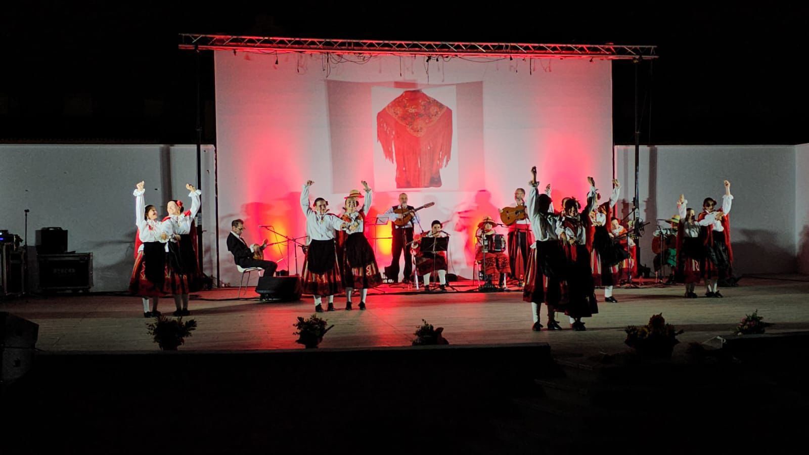 Olivenza celebra una noche de folclore y tradición con el XVI Festival Choni Ramallo