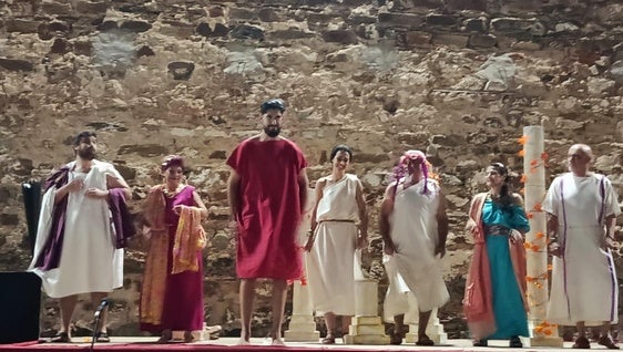 El teatro clásico llena de comedia el patio del Castillo de Olivenza