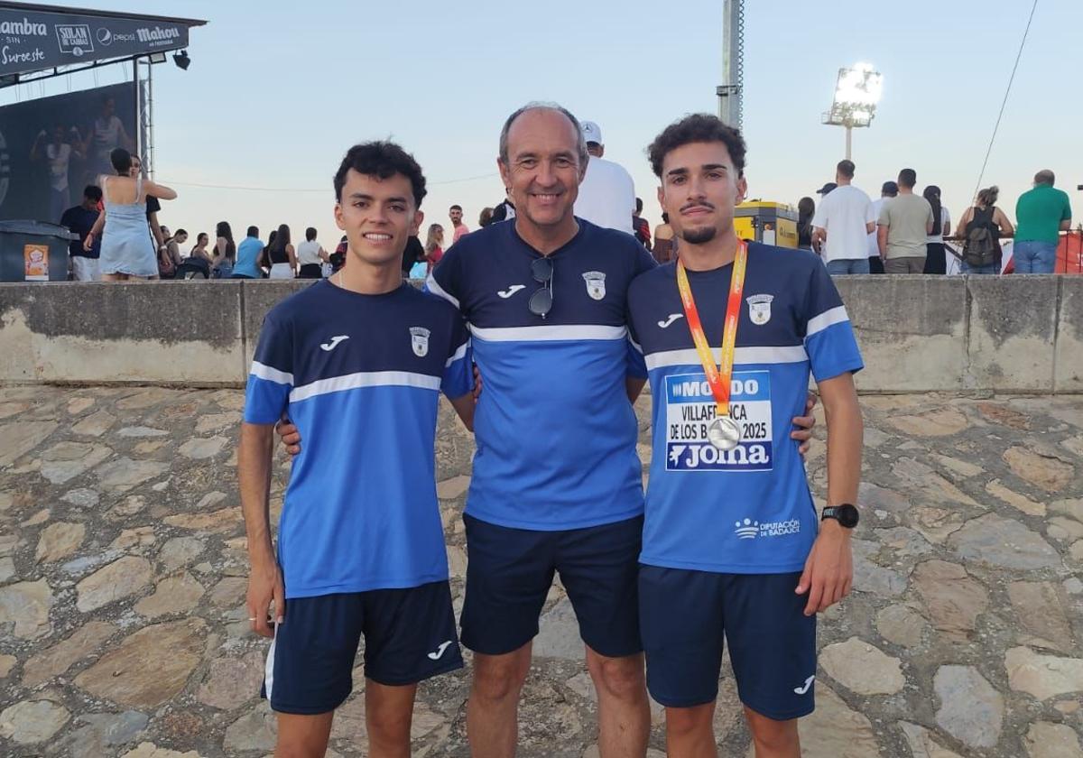 Los jóvenes deportistas Mario y Andrés junto a su entrenador.