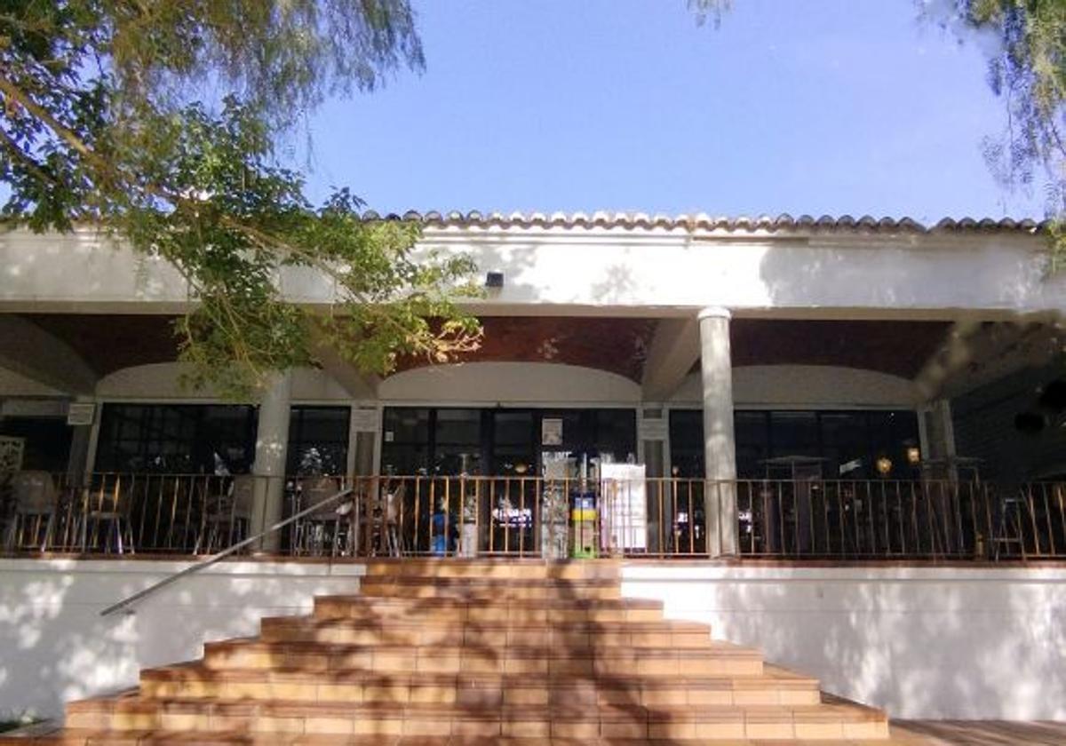 Emtrada al bar de la Piscina Municipal.