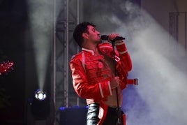 El cantante Andrés Lázaro en plena actuación.