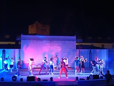 Dani J llena de ritmo y alegría el auditorio municipal de Olivenza