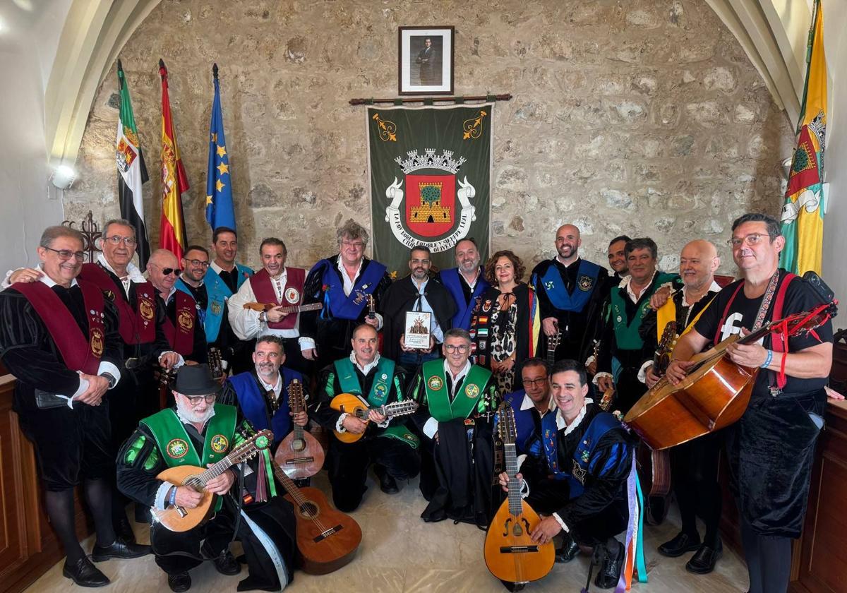 Representantes de las diferentes tunas fueron recibidos en el Salón de Plenos.