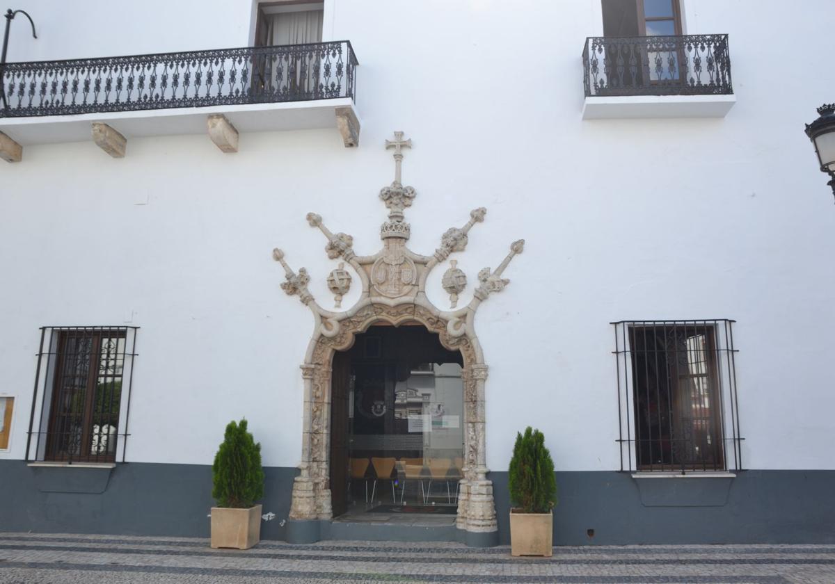 Fachada del Consistorio oliventino.