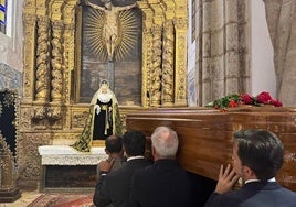 El feretro se presentó ante la VIrgen.