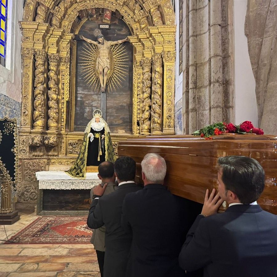 El feretro se presentó ante la VIrgen.