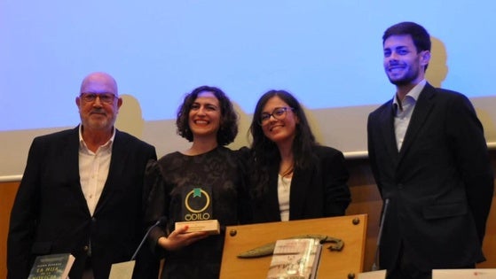 La escritora oliventina Elena Álvarez, recoge el Premio Odilo 2025 a la Mejor Autora de Novela Histórica por su obra 'La hija de la novicia'