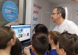 Un momento de la visita a la Biblioteca local.