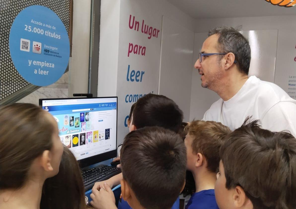 Un momento de la visita a la Biblioteca local.