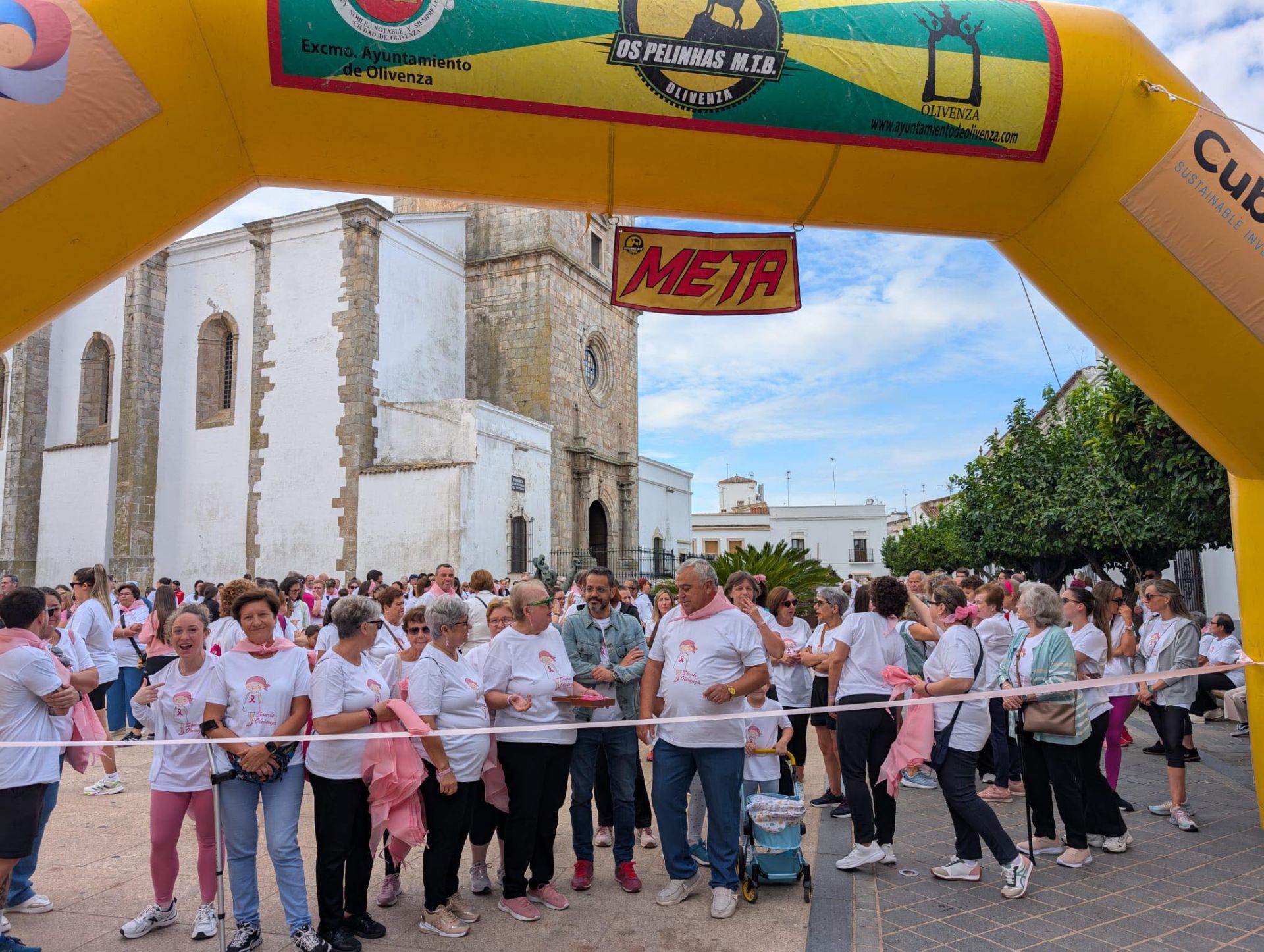 Olivenza se vuelca con 'Sonríe' en la XI Marcha Solidaria contra el cáncer de mama