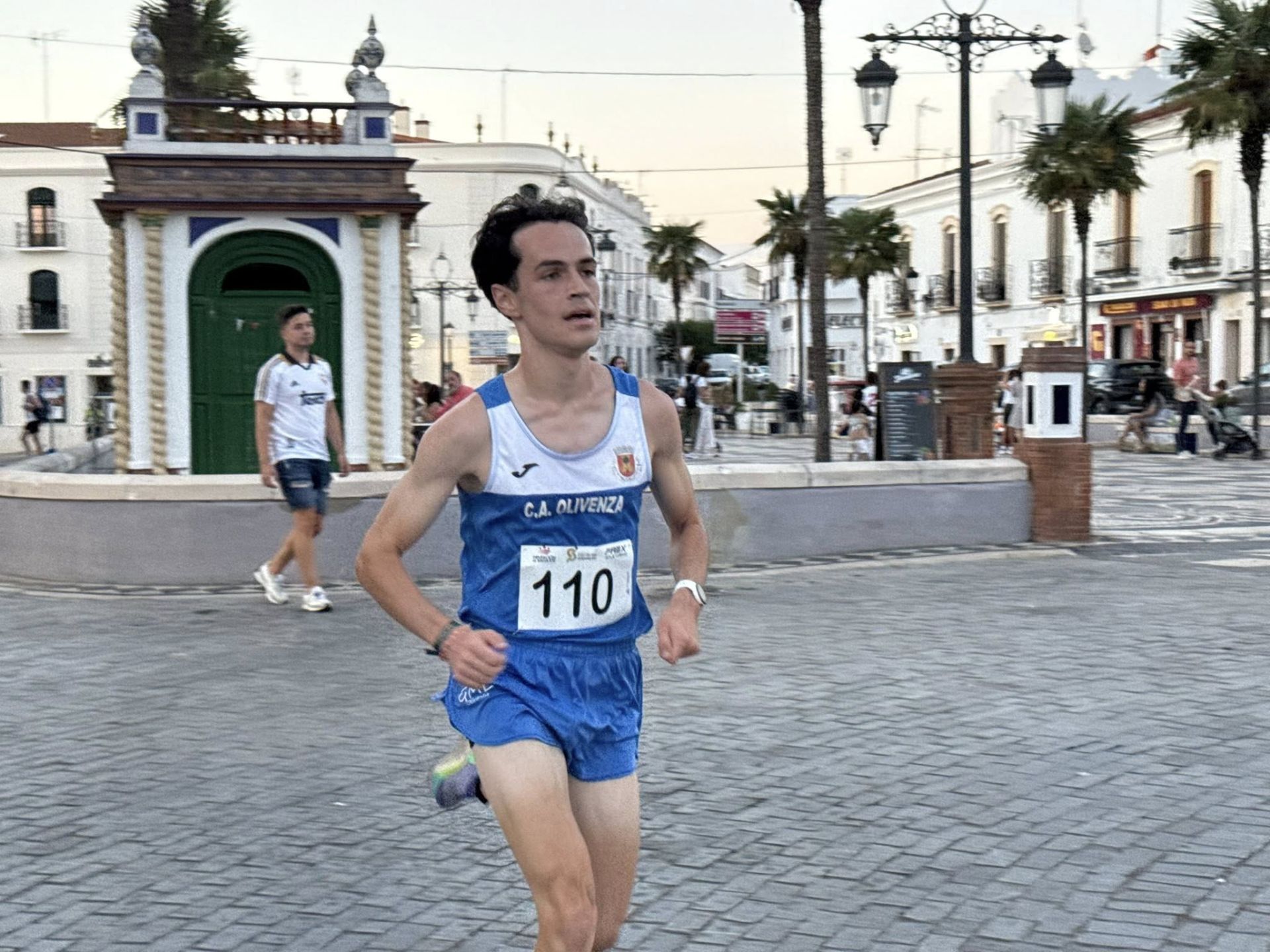 Numerosos deportistas de todas las edades participaron en la IV Carrera Popular 'Ciudad de Olivenza'