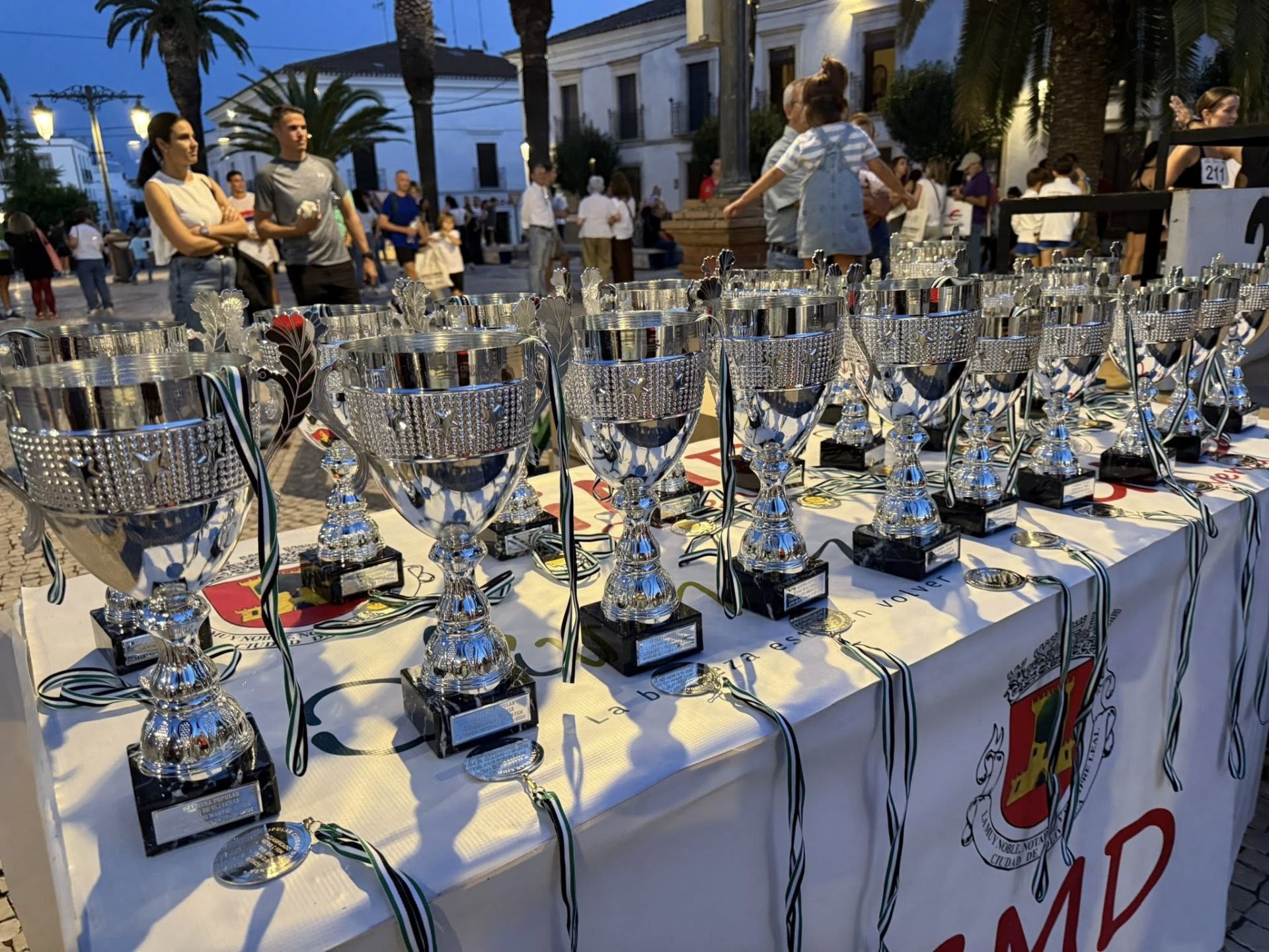Numerosos deportistas de todas las edades participaron en la IV Carrera Popular 'Ciudad de Olivenza'
