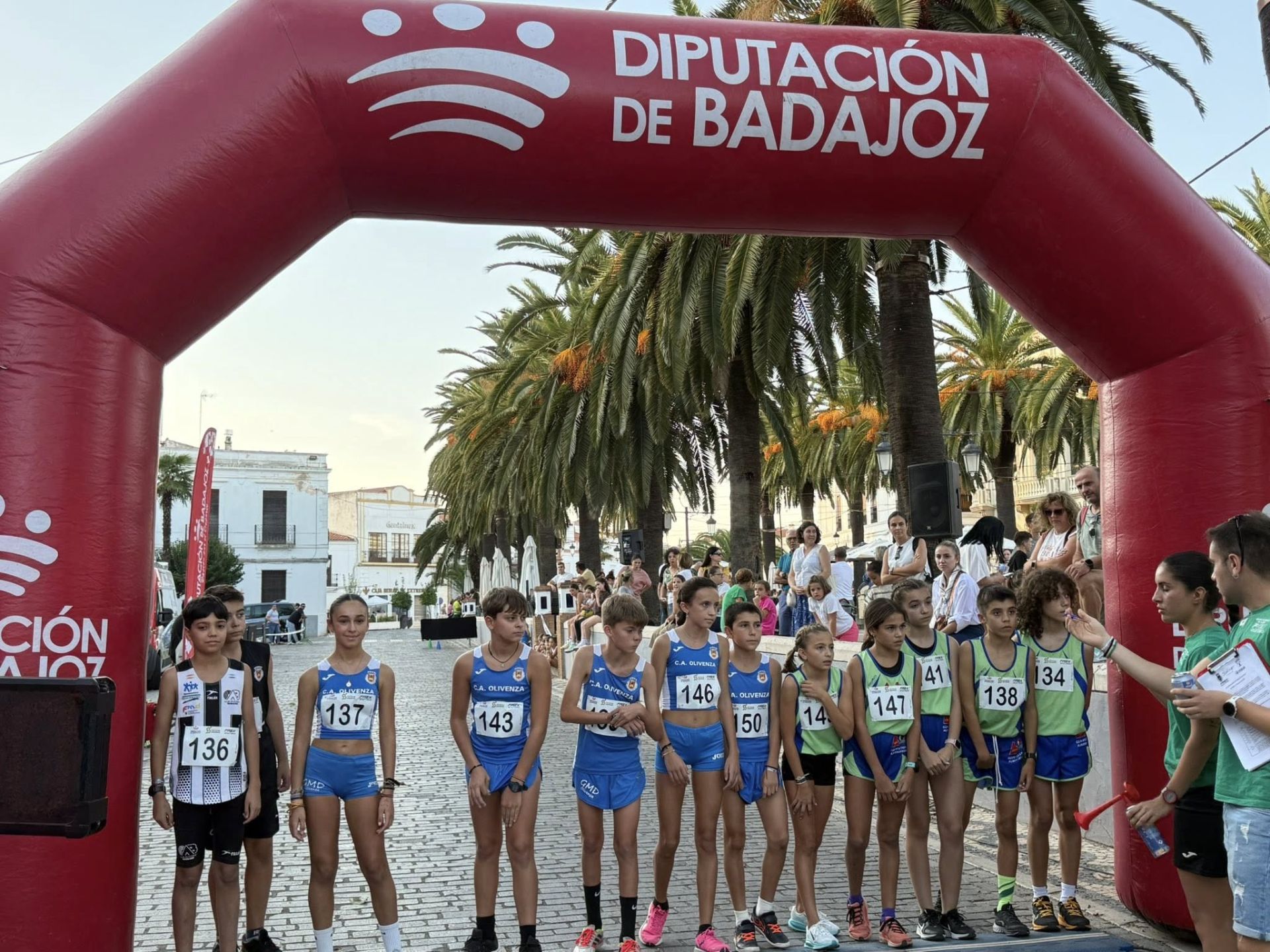 Numerosos deportistas de todas las edades participaron en la IV Carrera Popular 'Ciudad de Olivenza'