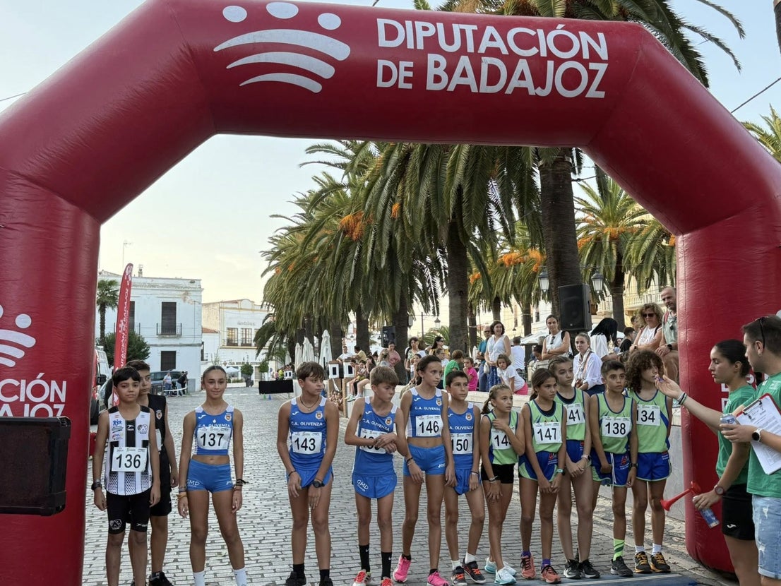 Numerosos deportistas de todas las edades participaron en la IV Carrera Popular 'Ciudad de Olivenza'