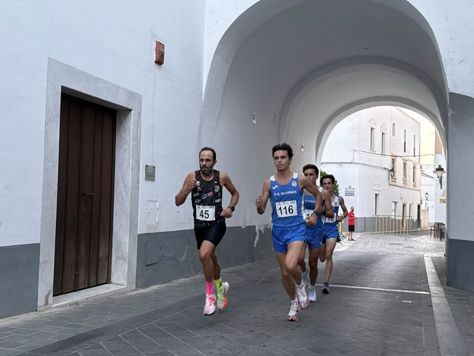 Numerosos deportistas de todas las edades participaron en la IV Carrera Popular 'Ciudad de Olivenza'