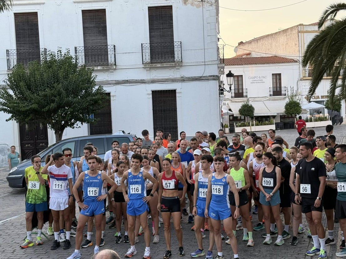 Numerosos deportistas de todas las edades participaron en la IV Carrera Popular 'Ciudad de Olivenza'