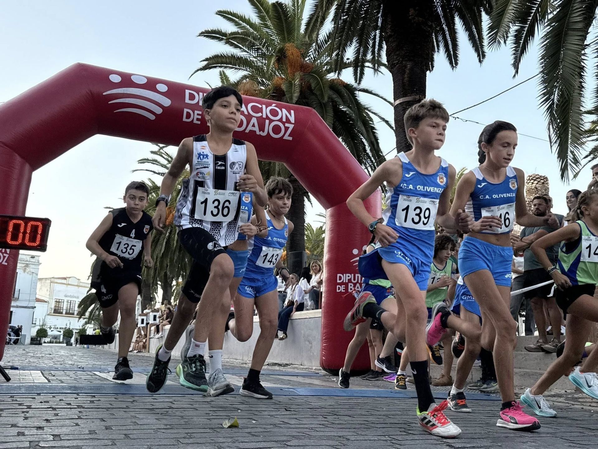 Numerosos deportistas de todas las edades participaron en la IV Carrera Popular 'Ciudad de Olivenza'