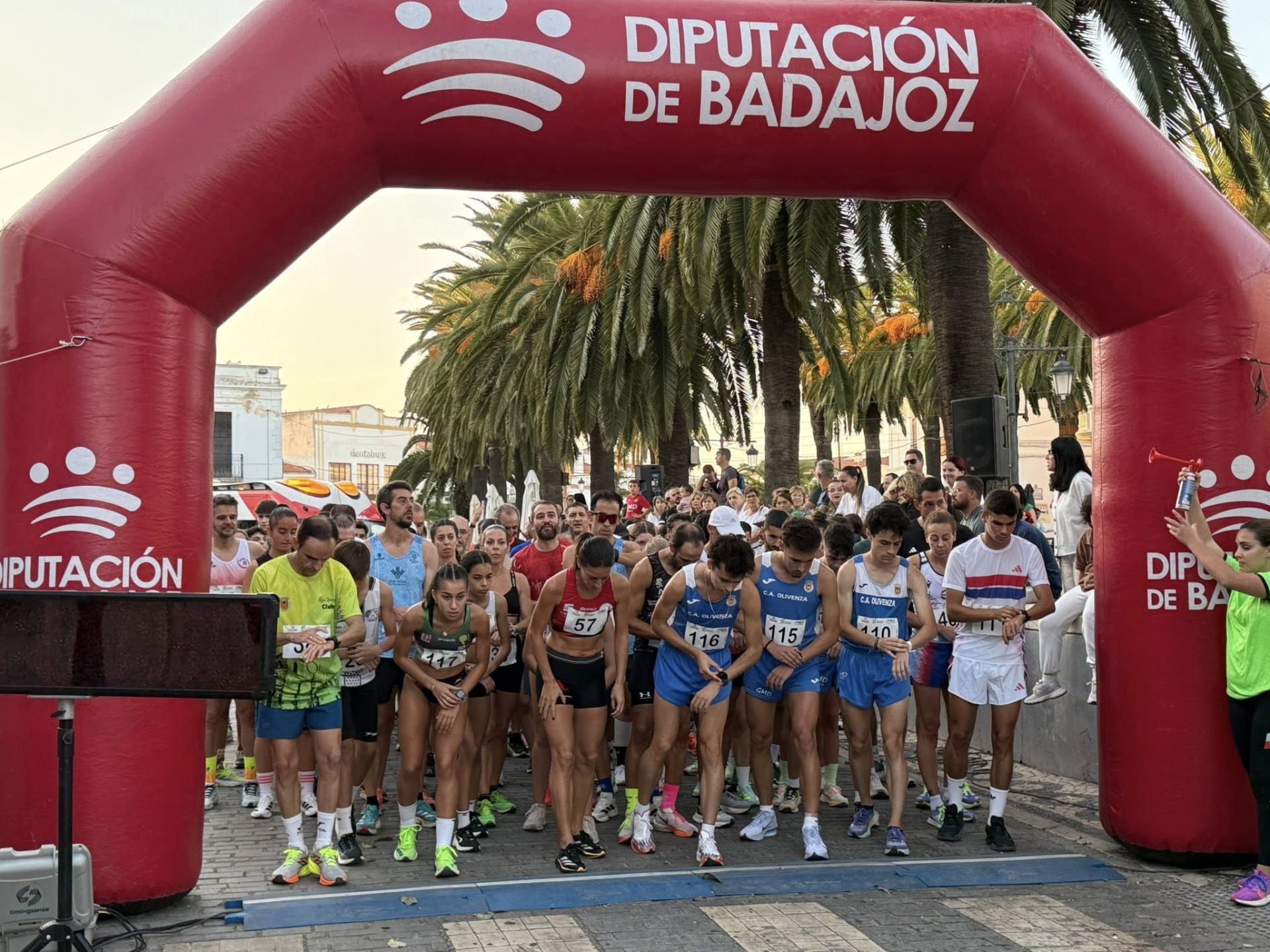 Numerosos deportistas de todas las edades participaron en la IV Carrera Popular 'Ciudad de Olivenza'