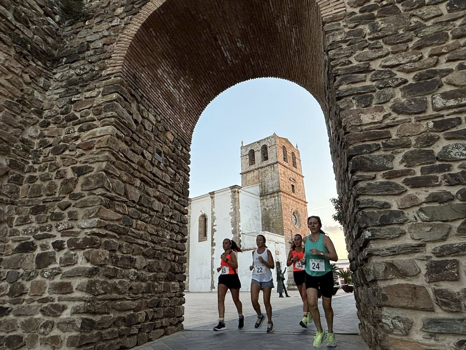 Numerosos deportistas de todas las edades participaron en la IV Carrera Popular 'Ciudad de Olivenza'