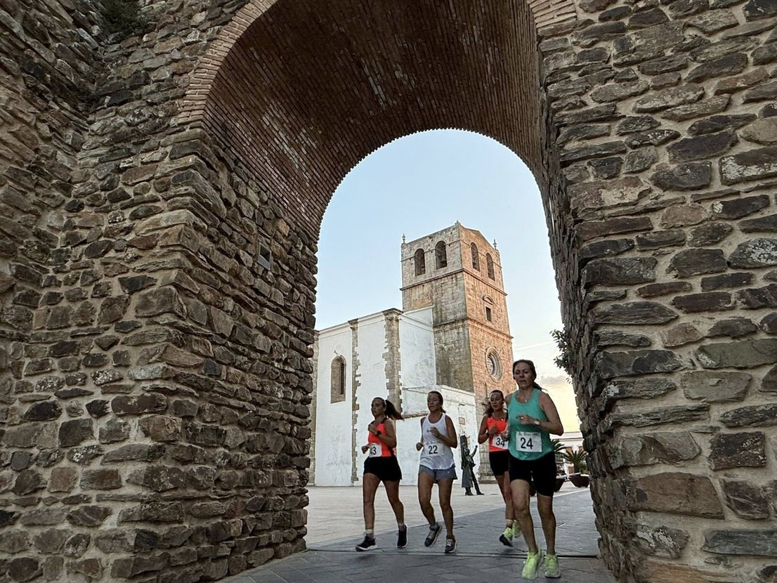 Numerosos deportistas de todas las edades participaron en la IV Carrera Popular 'Ciudad de Olivenza'