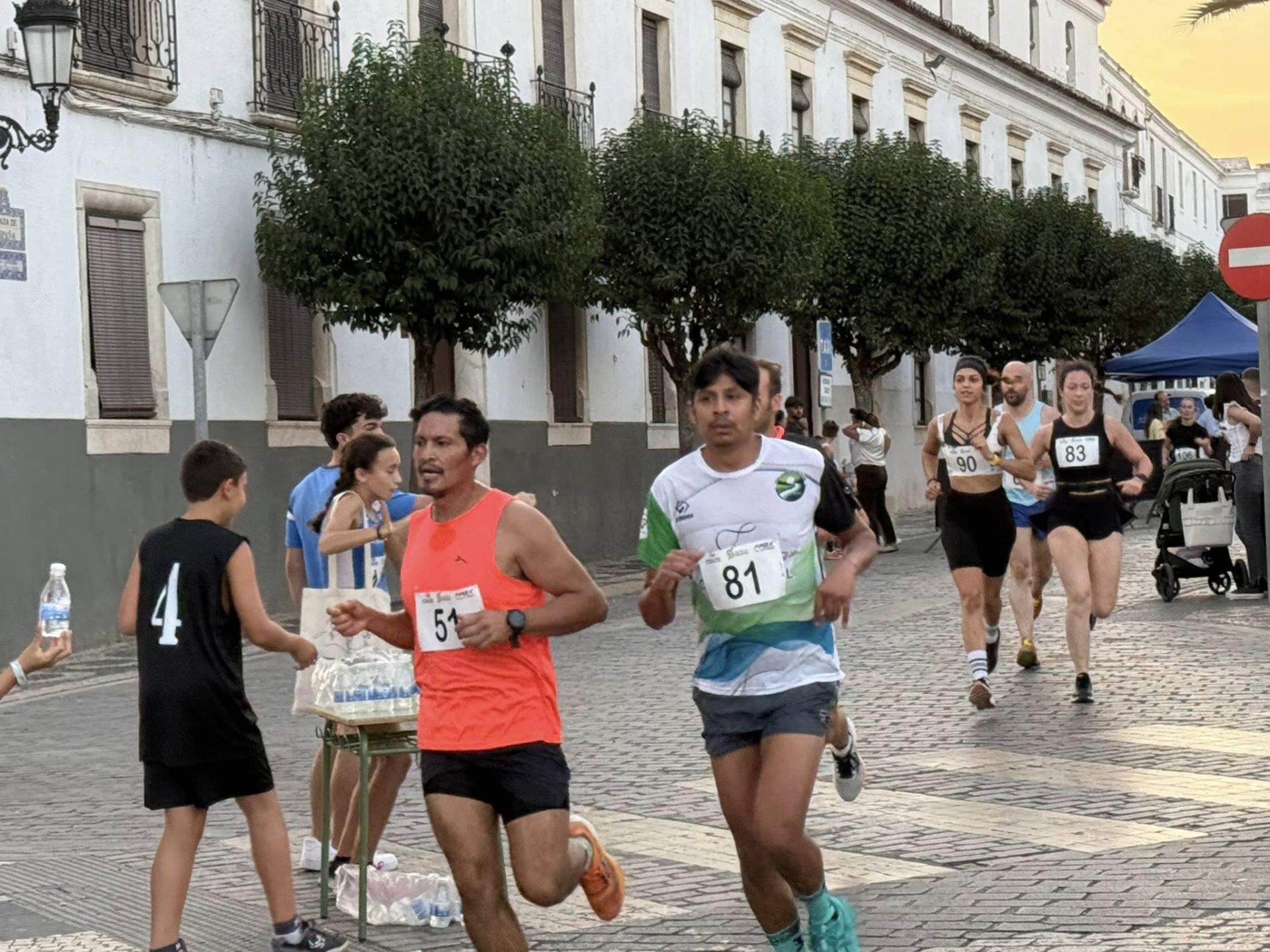 Numerosos deportistas de todas las edades participaron en la IV Carrera Popular 'Ciudad de Olivenza'
