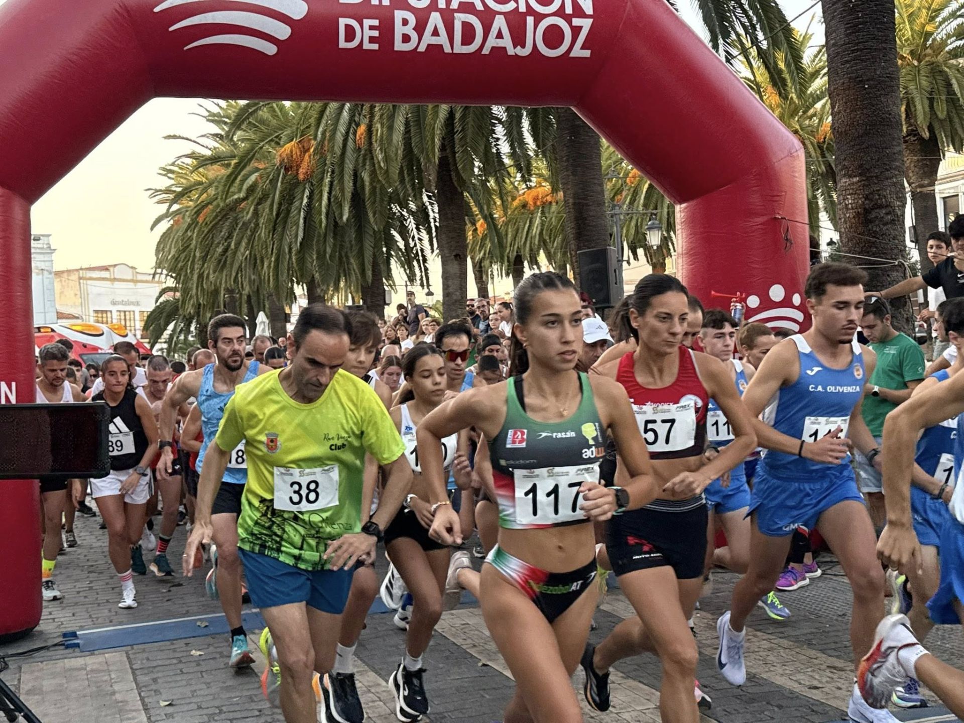 Numerosos deportistas de todas las edades participaron en la IV Carrera Popular 'Ciudad de Olivenza'