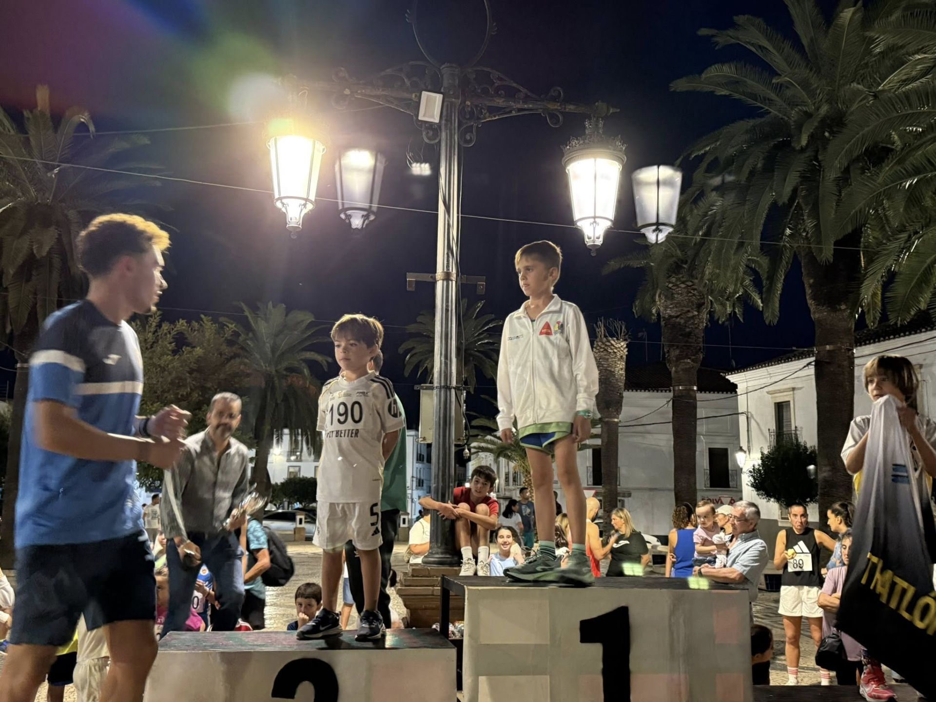 Numerosos deportistas de todas las edades participaron en la IV Carrera Popular 'Ciudad de Olivenza'