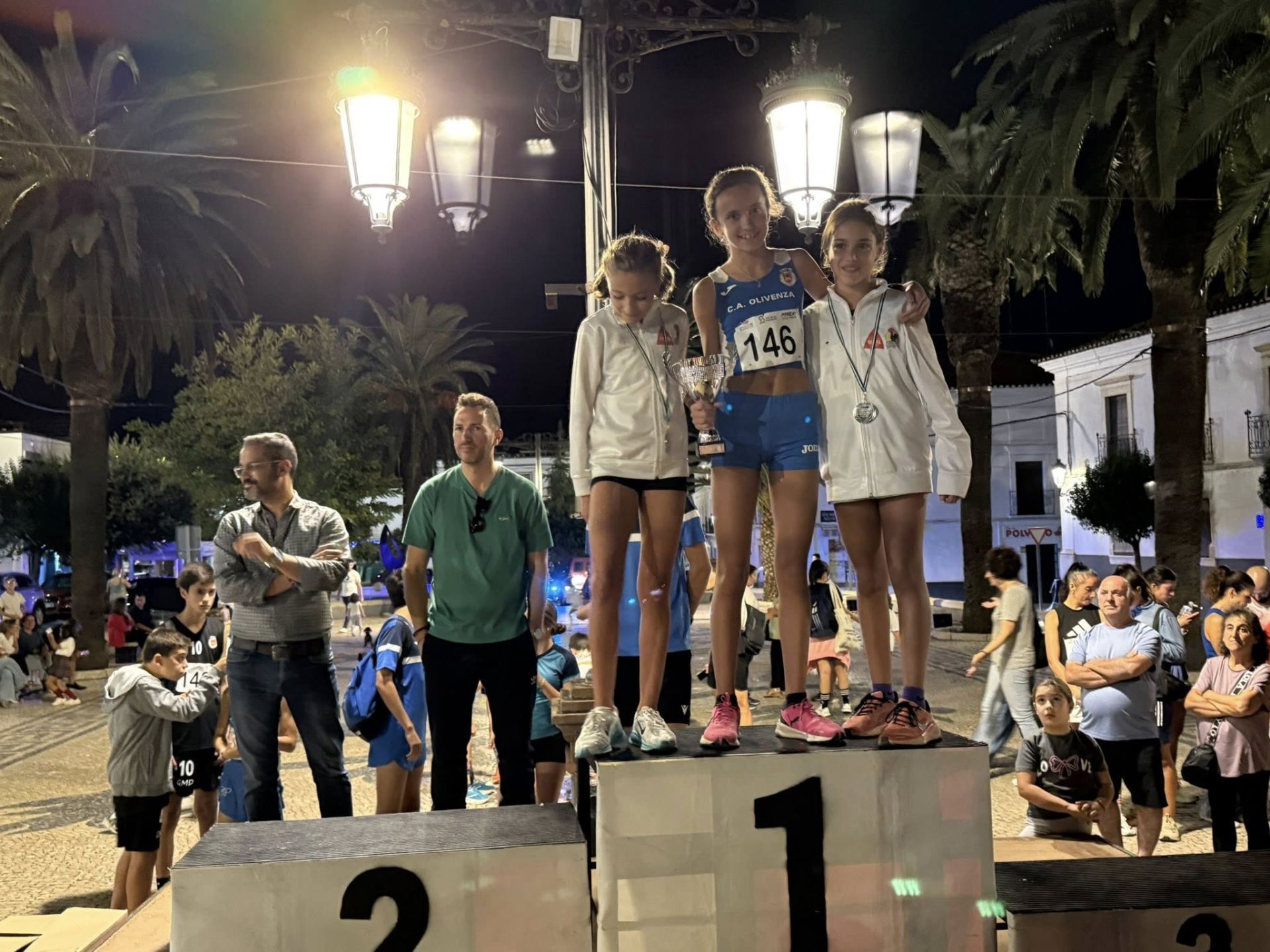 Numerosos deportistas de todas las edades participaron en la IV Carrera Popular 'Ciudad de Olivenza'