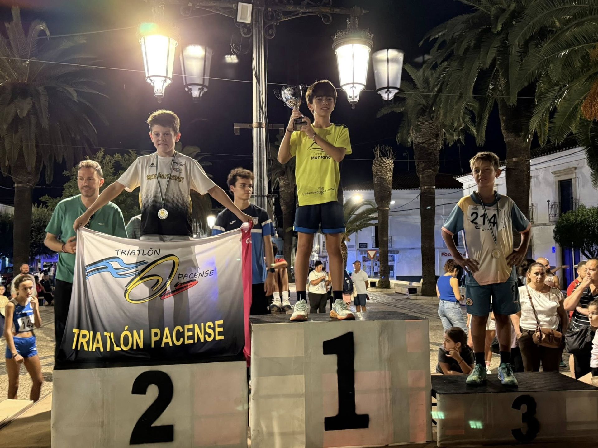 Numerosos deportistas de todas las edades participaron en la IV Carrera Popular 'Ciudad de Olivenza'