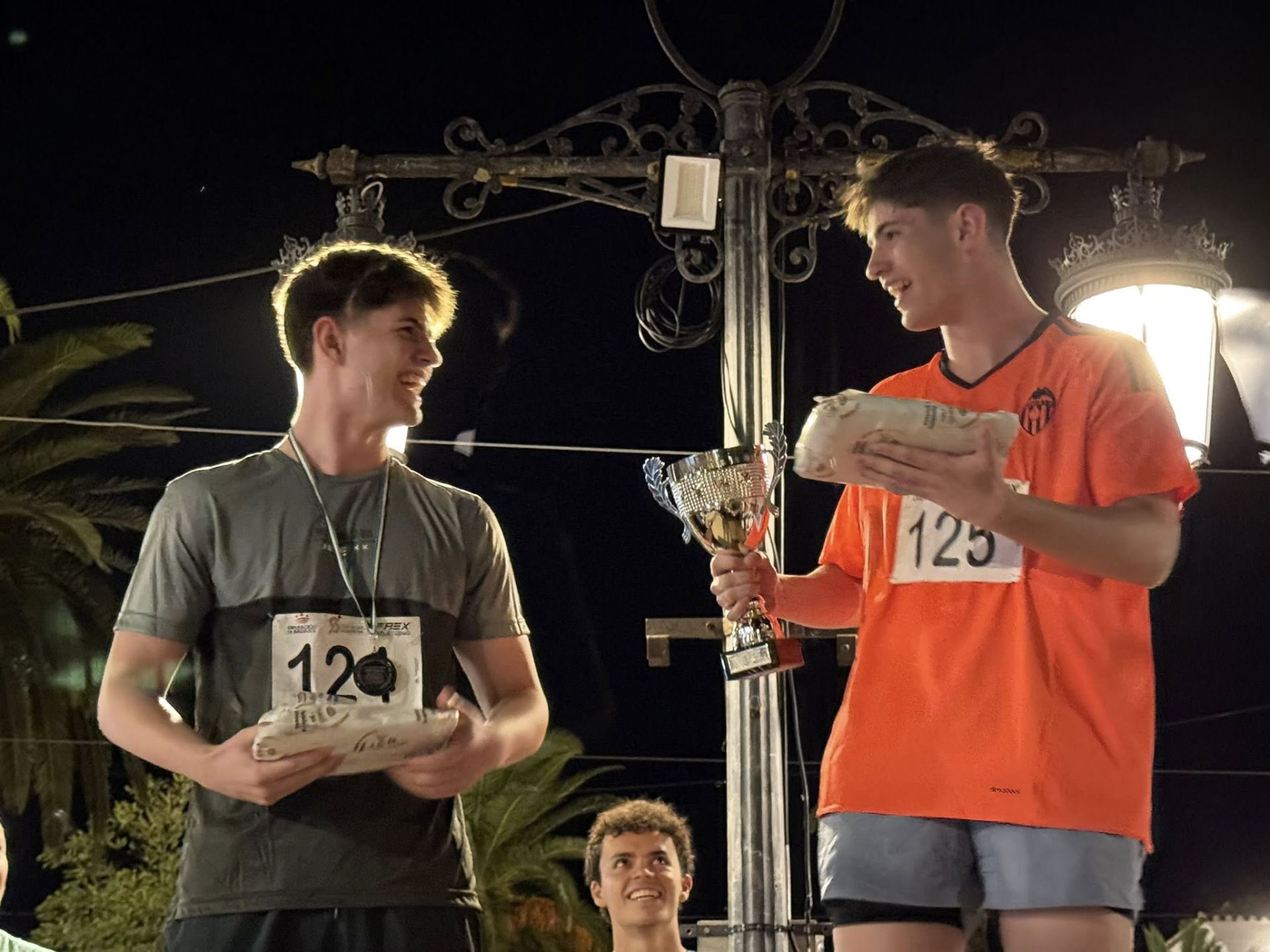Numerosos deportistas de todas las edades participaron en la IV Carrera Popular 'Ciudad de Olivenza'